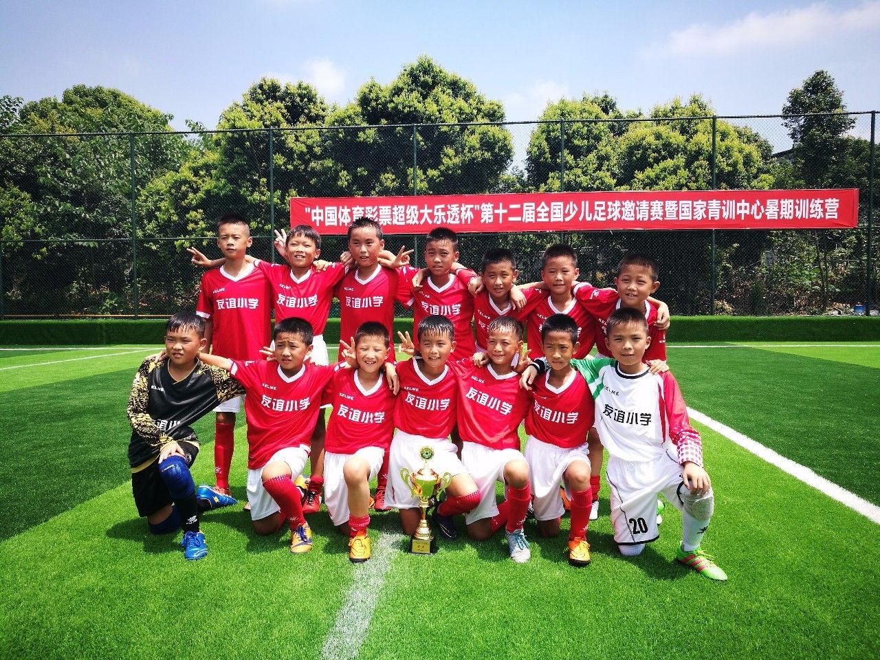 足球比赛热火朝天进行，观众满载而归