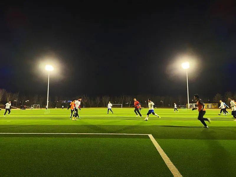 足球比赛热火朝天进行，观众满载而归