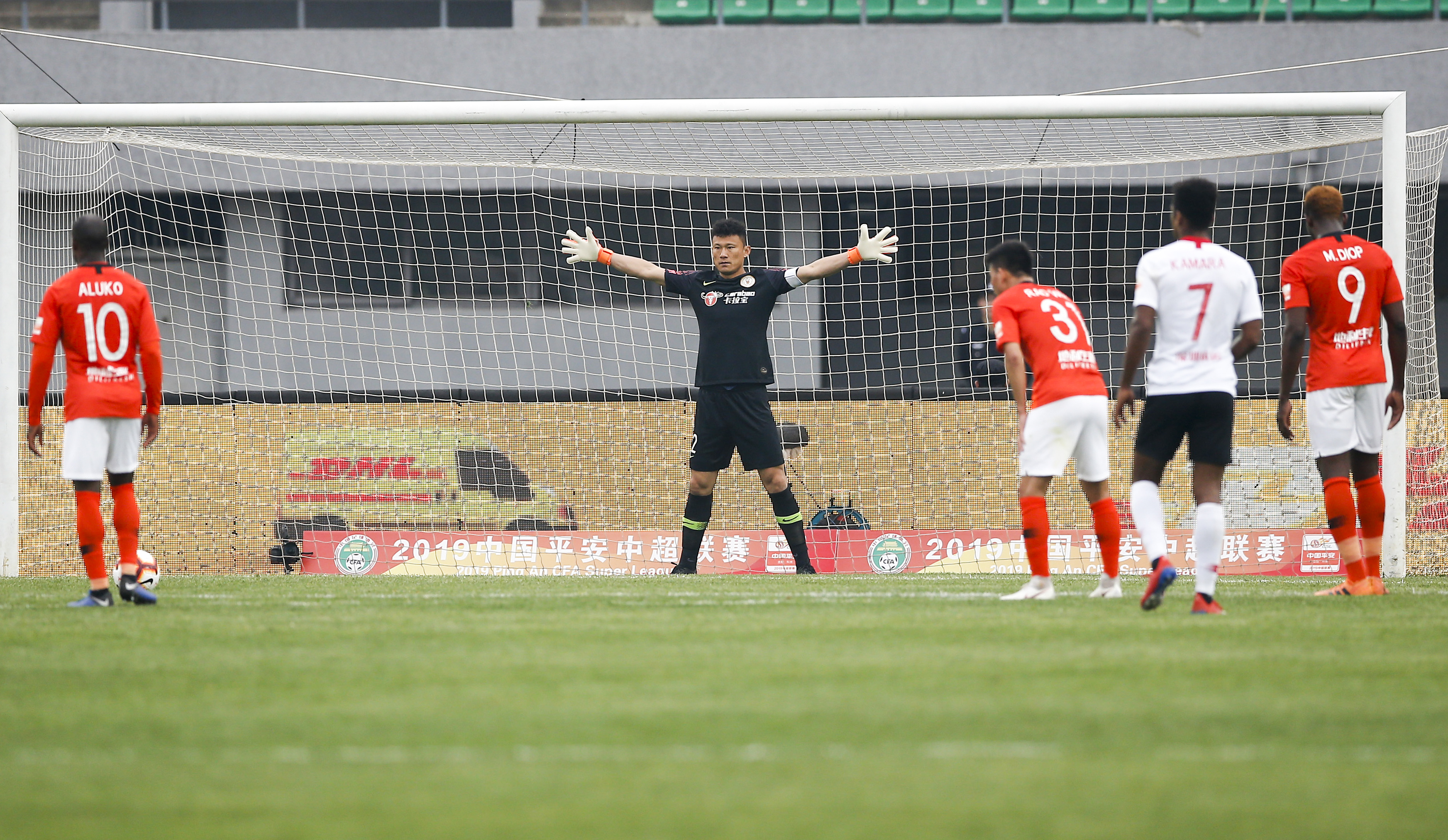 北京人和客场战胜深圳佳兆业，提前锁定保级