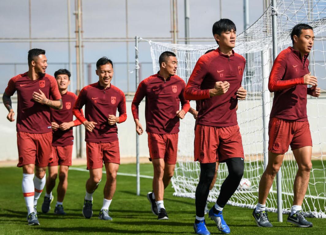 关于新加坡球队咬牙迎战菲律宾队，士气高涨的信息