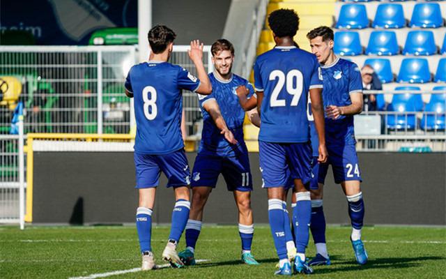 包含斯图加特战胜对手，球队士气高涨的词条