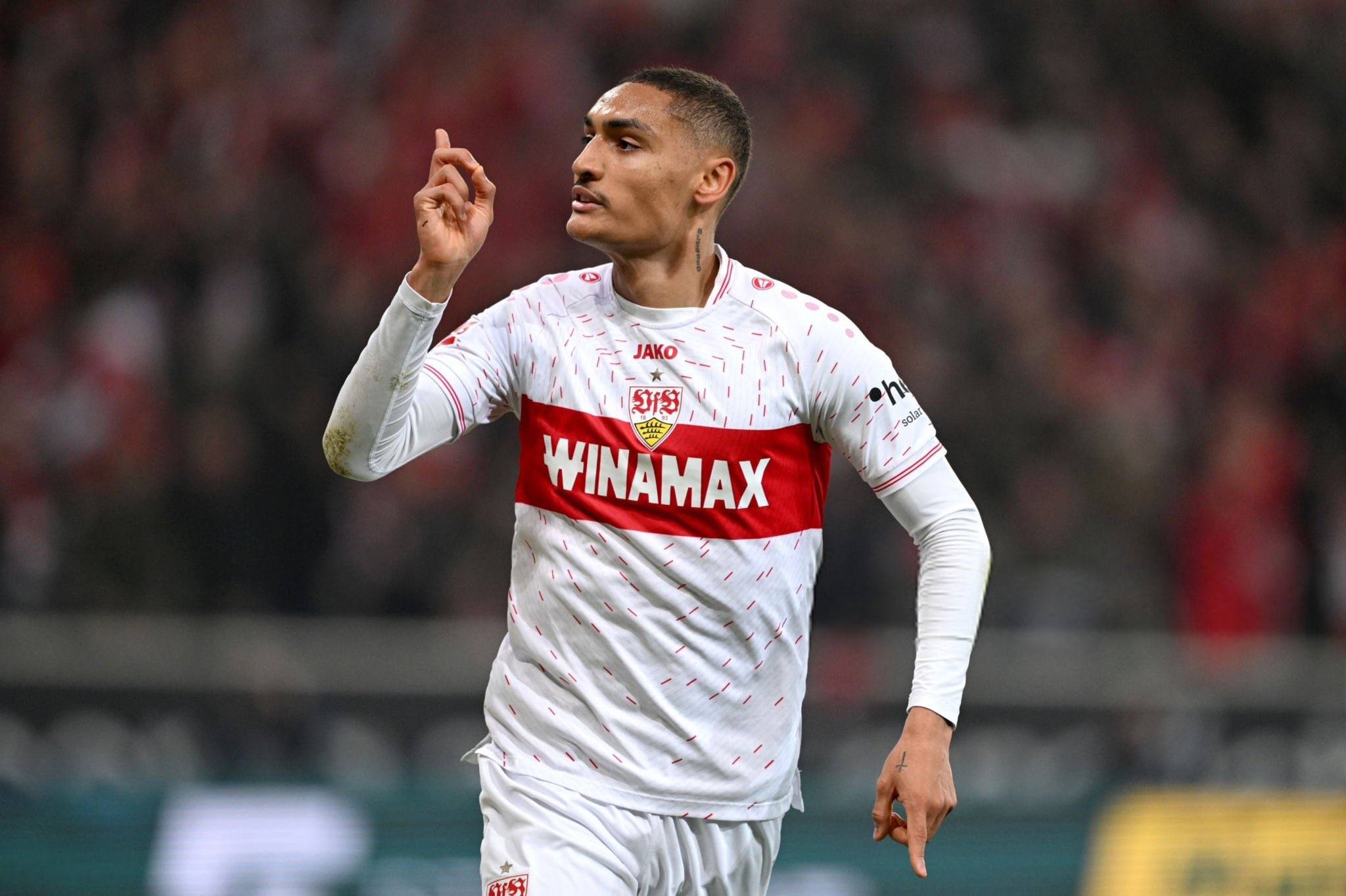 包含斯图加特战胜对手，球队士气高涨的词条