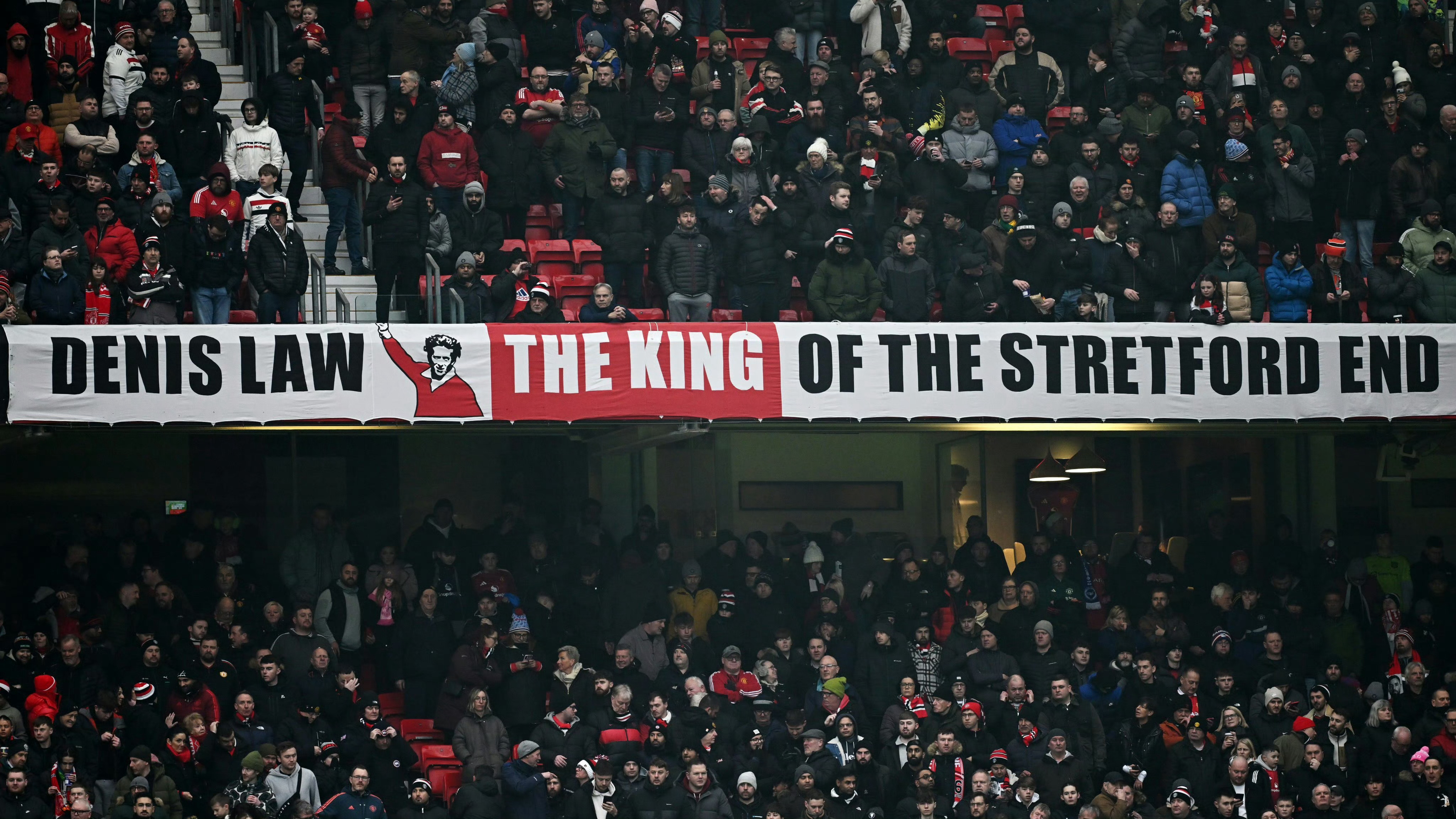 曼联客场痛失三分,赛季前景未卜 曼联客场痛失三分,赛季前景未卜