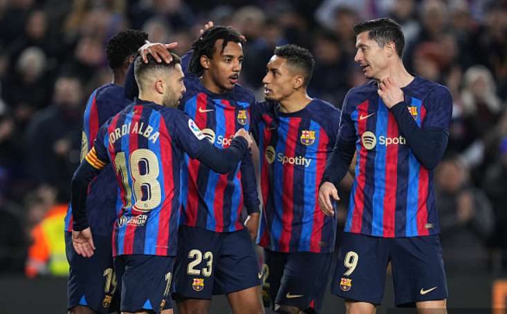 包含那不勒斯客场胜罗马连胜排名西甲次席的词条