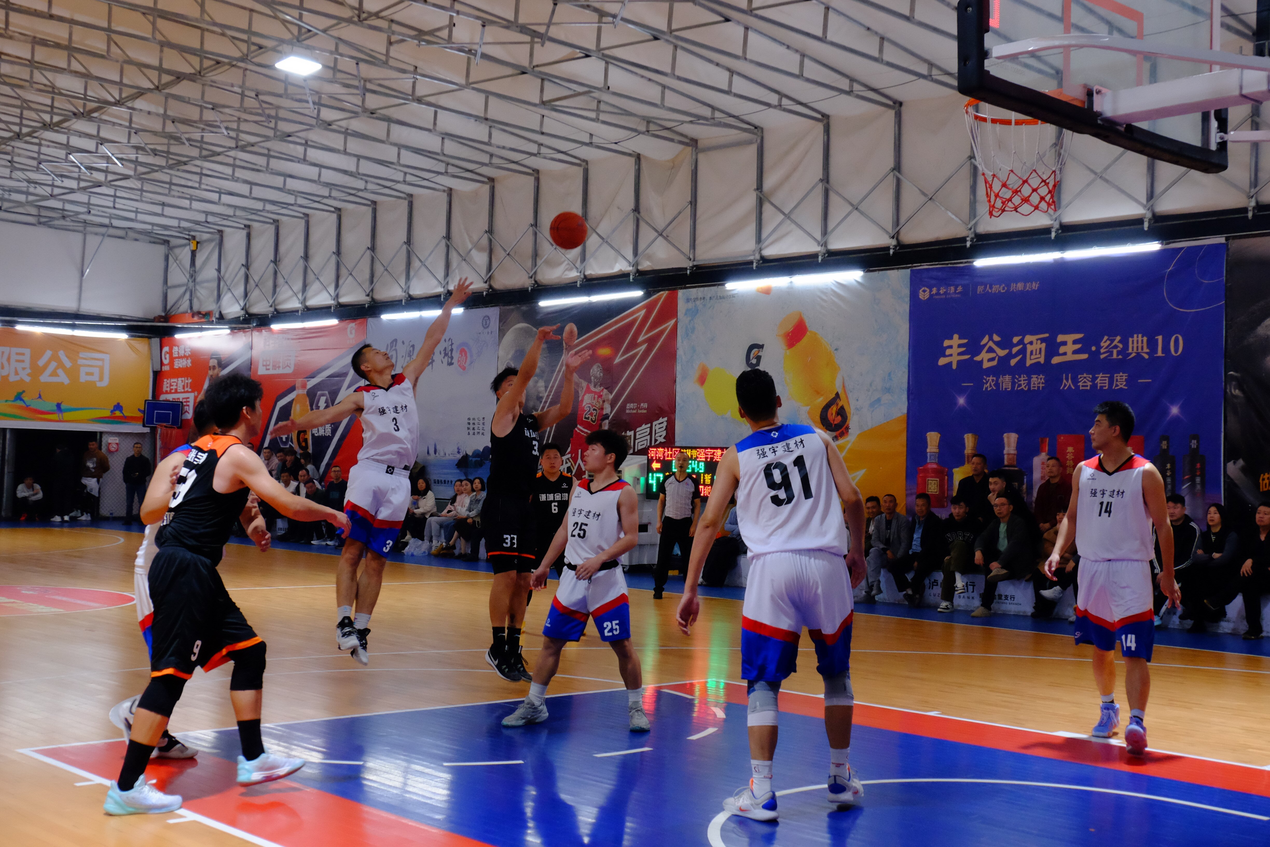 热门篮球比赛在近期频频上演精彩对决的简单介绍