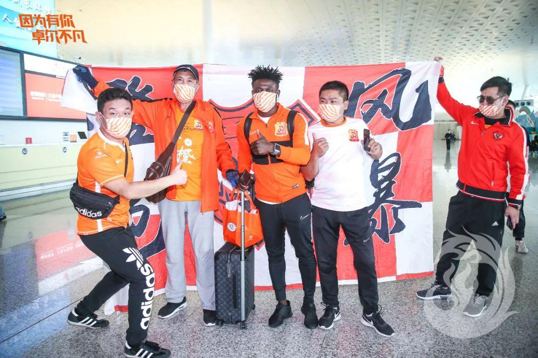 战斗英雄现身赛场，引发球迷期待的简单介绍