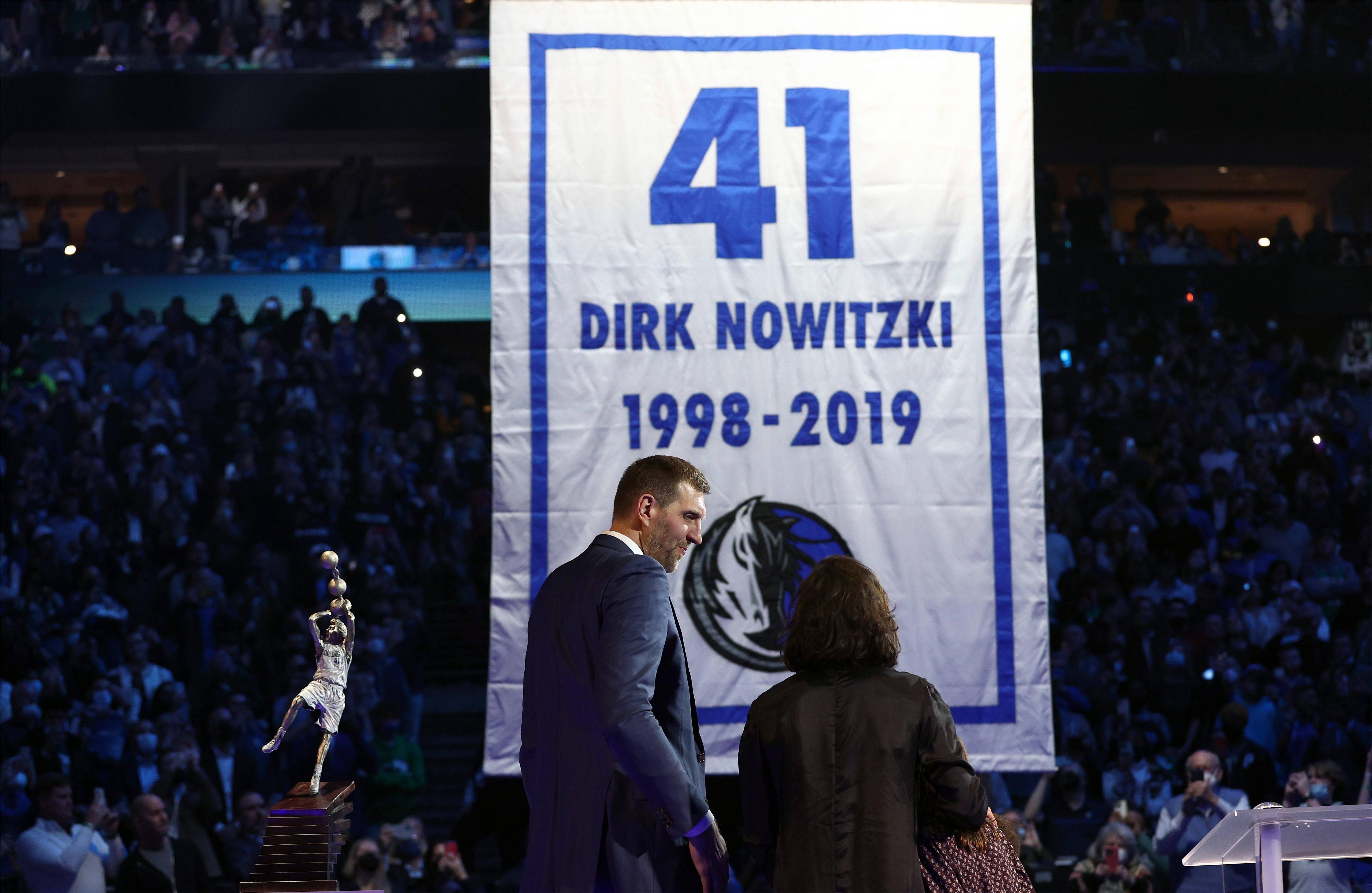 独行侠队迎来胜利,球员纷纷高兴庆祝的简单介绍 独行侠队迎来胜利,球员纷纷高兴庆祝的简单介绍