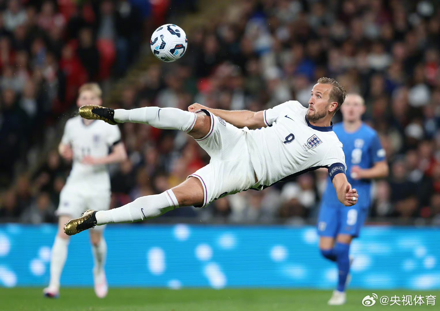 英格兰射手拉莫斯在比赛中取得进球 英格兰射手拉莫斯在比赛中取得进球