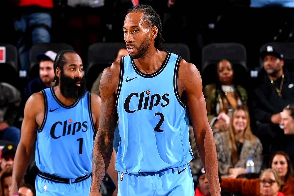 沃尔夫斯堡球员庆祝胜利战神回归