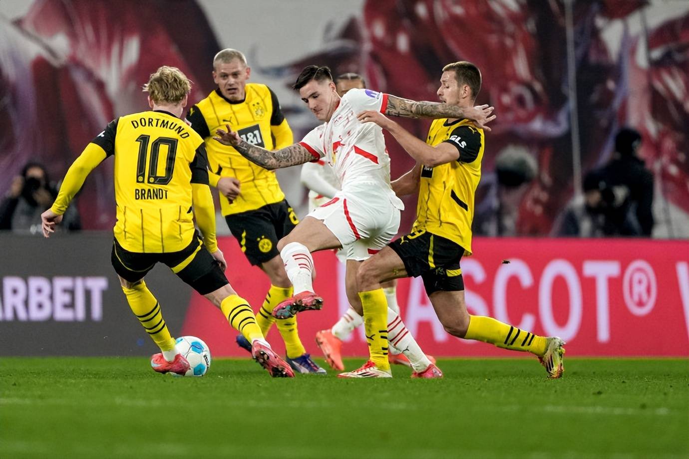 关于多特蒙德遇防线困境,需解决问题追赶领先队伍的信息 关于多特蒙德遇防线困境,需解决问题追赶领先队伍的信息