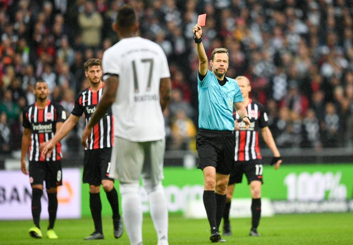 包含弗赖堡主场不敌强敌，遗憾错失争胜机会的词条