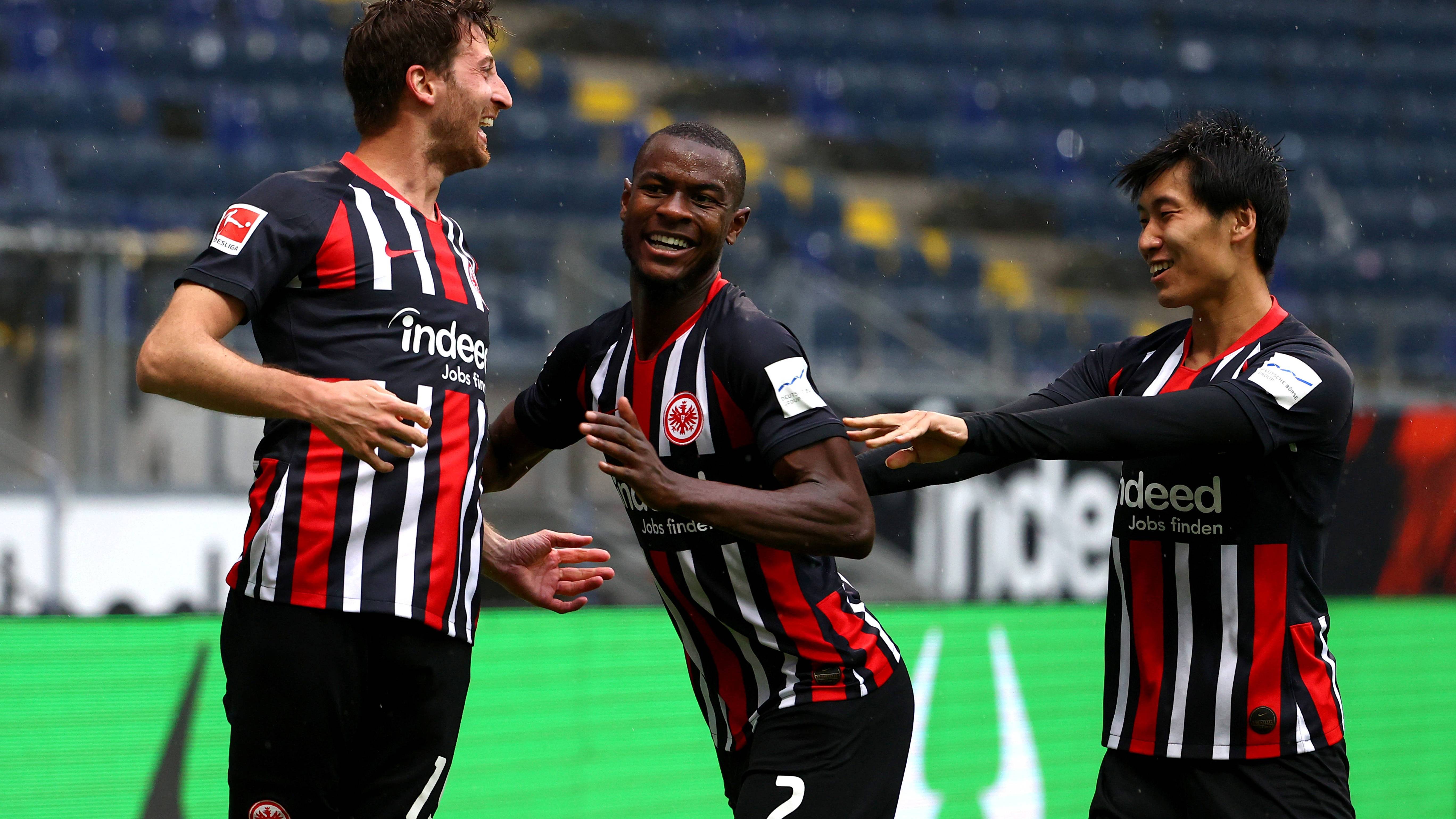 包含弗赖堡主场不敌强敌，遗憾错失争胜机会的词条