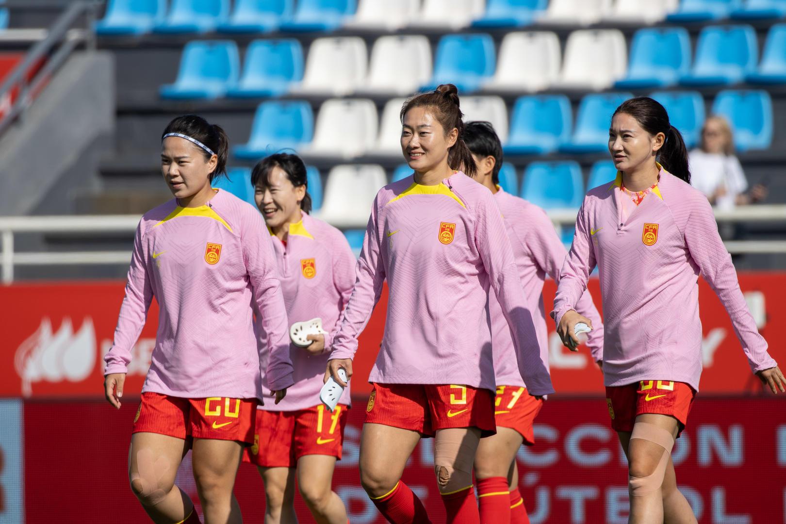 中国女足备战奥运,训练场上全力以赴 中国女足备战奥运,训练场上全力以赴