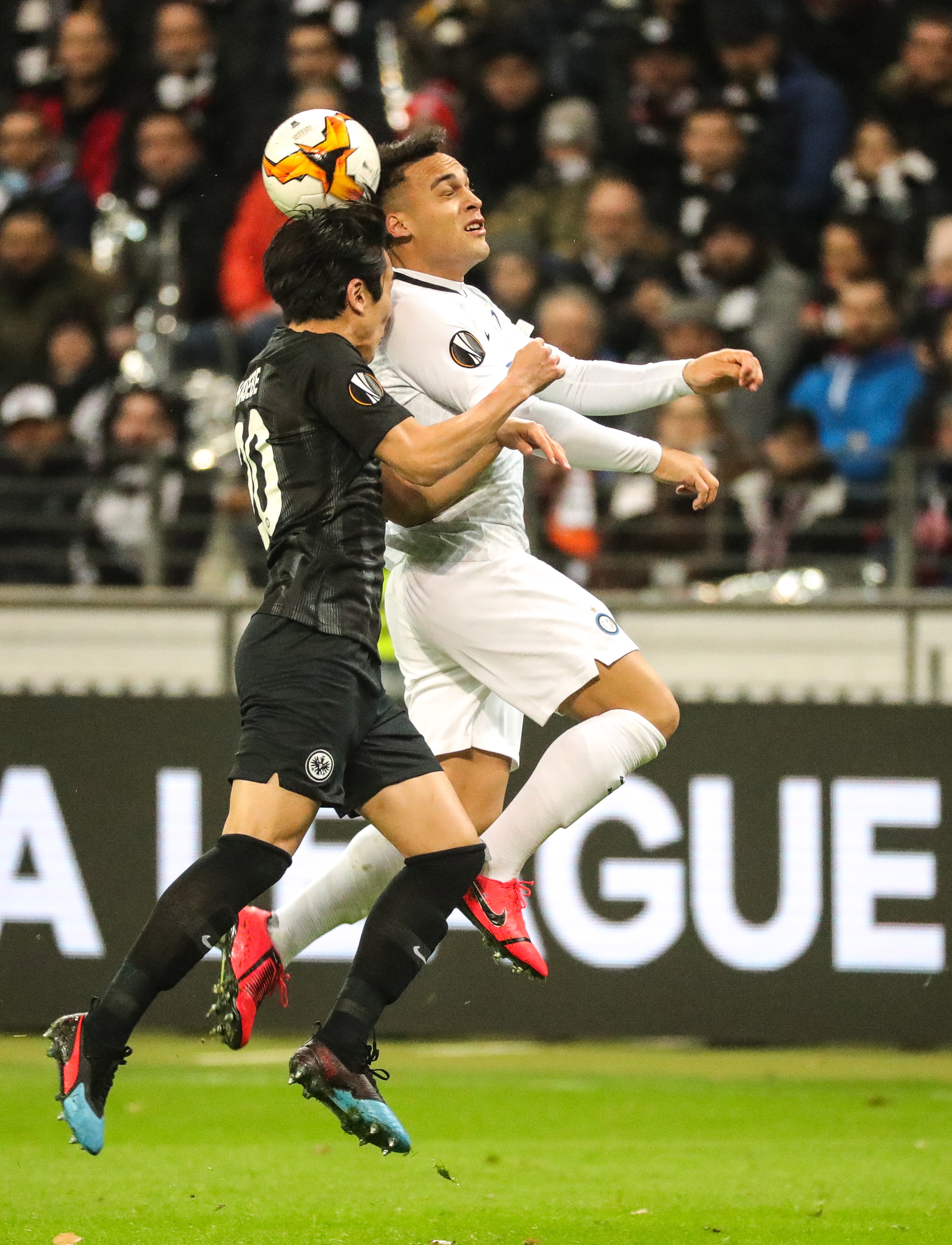 法兰克福鹰队凭借实力击败对手,斩获胜利 法兰克福鹰队凭借实力击败对手,斩获胜利