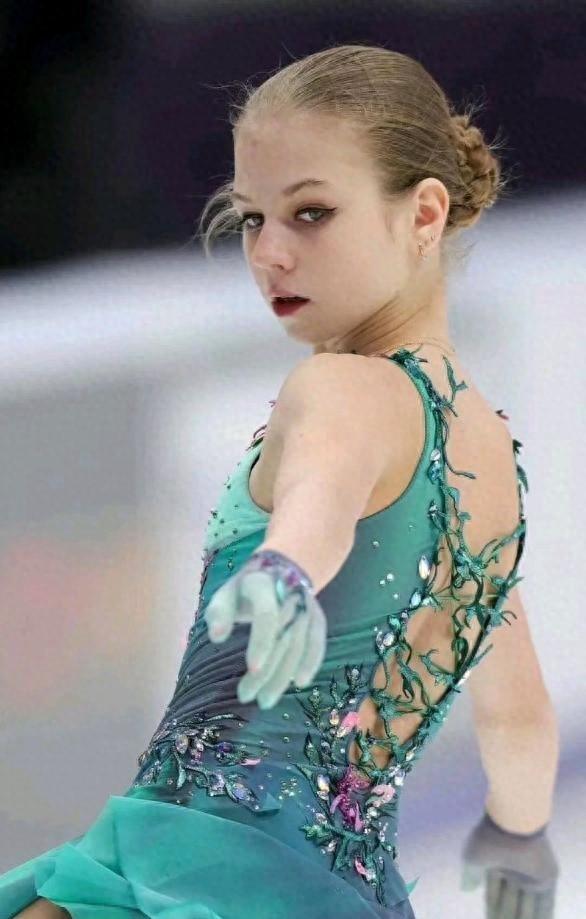 花样滑冰女子单人:俄罗斯选手夺冠 花样滑冰女子单人:俄罗斯选手夺冠