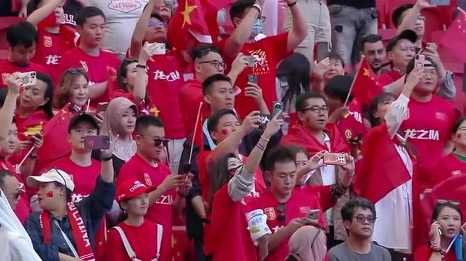 足球女队技术超群,赢得球迷喝彩 足球女队技术超群,赢得球迷喝彩