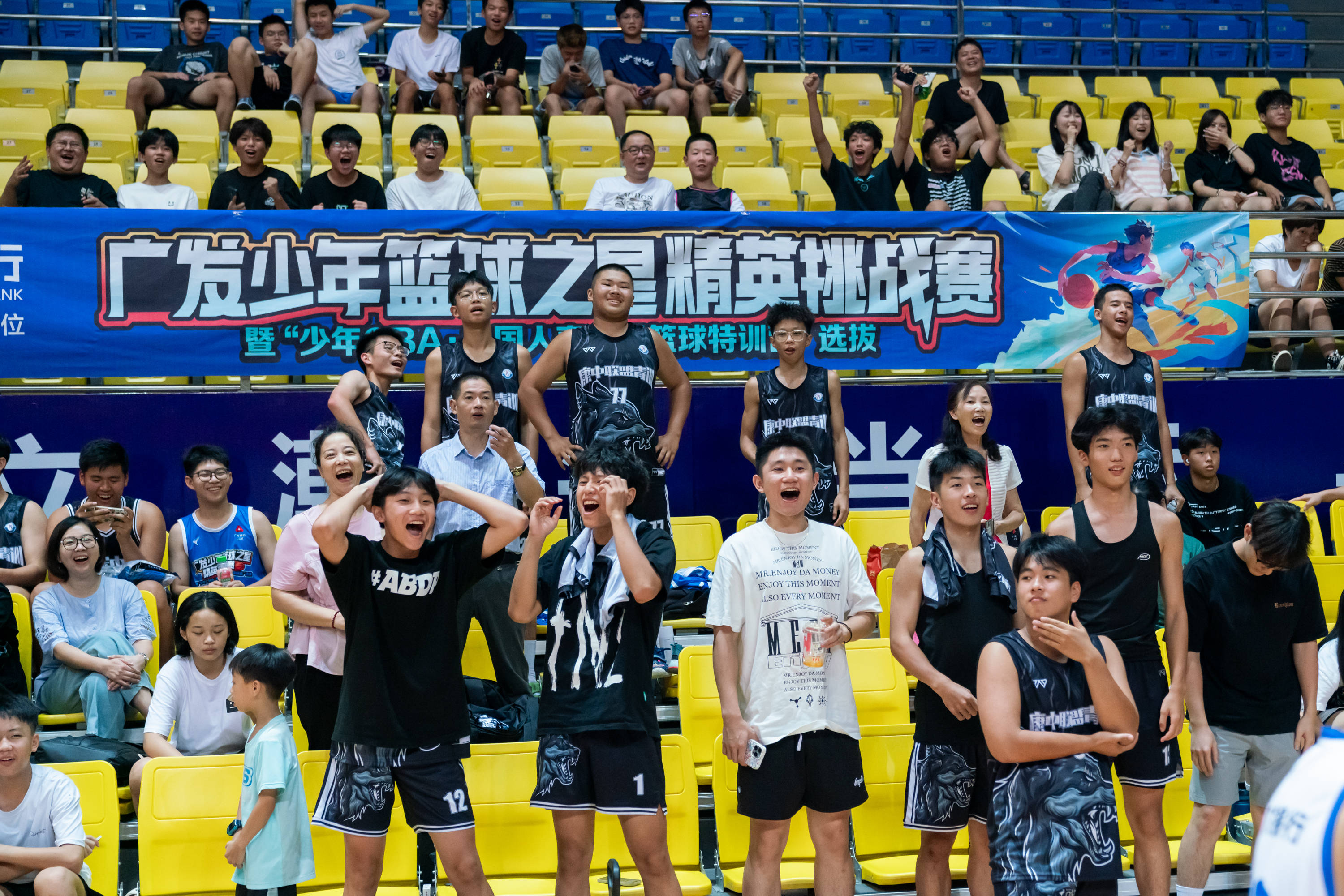 精彩纷呈的对抗！球队团结合作的简单介绍