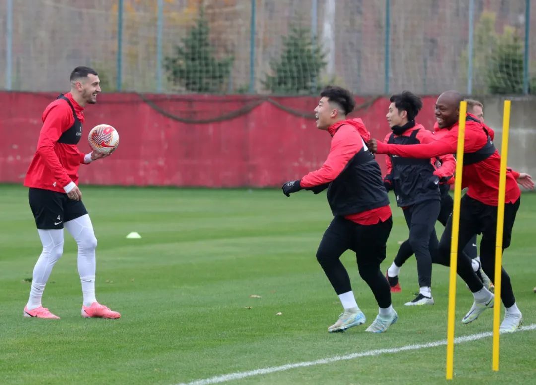 球队集结备战,全力以赴冲刺冠军的简单介绍 球队集结备战,全力以赴冲刺冠军的简单介绍