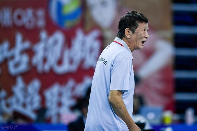 网球赛事中恒大战胜对手成功伤退