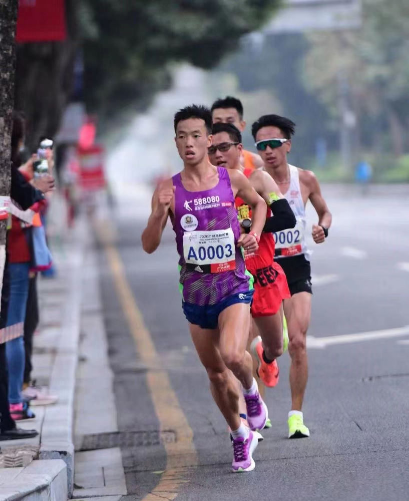 马拉松赛事中勇士战胜对手成功宣布退役 马拉松赛事中勇士战胜对手成功宣布退役