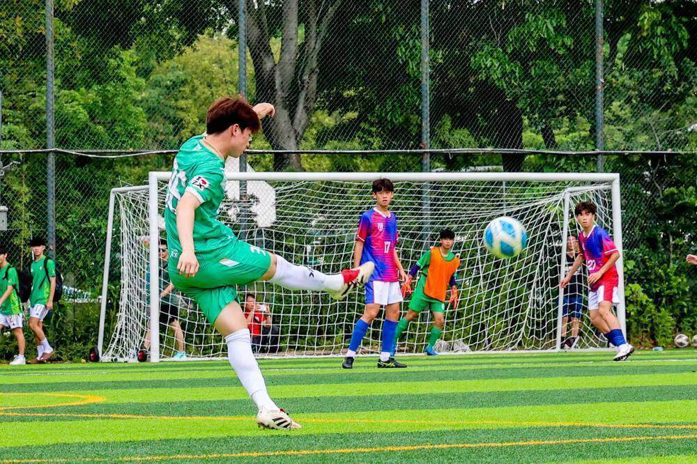 火爆对抗：足球比赛场上高潮迭起的简单介绍