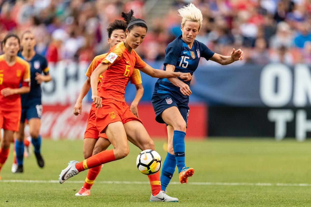 国际足球比赛持续激烈，女足选手敢拼敢闯