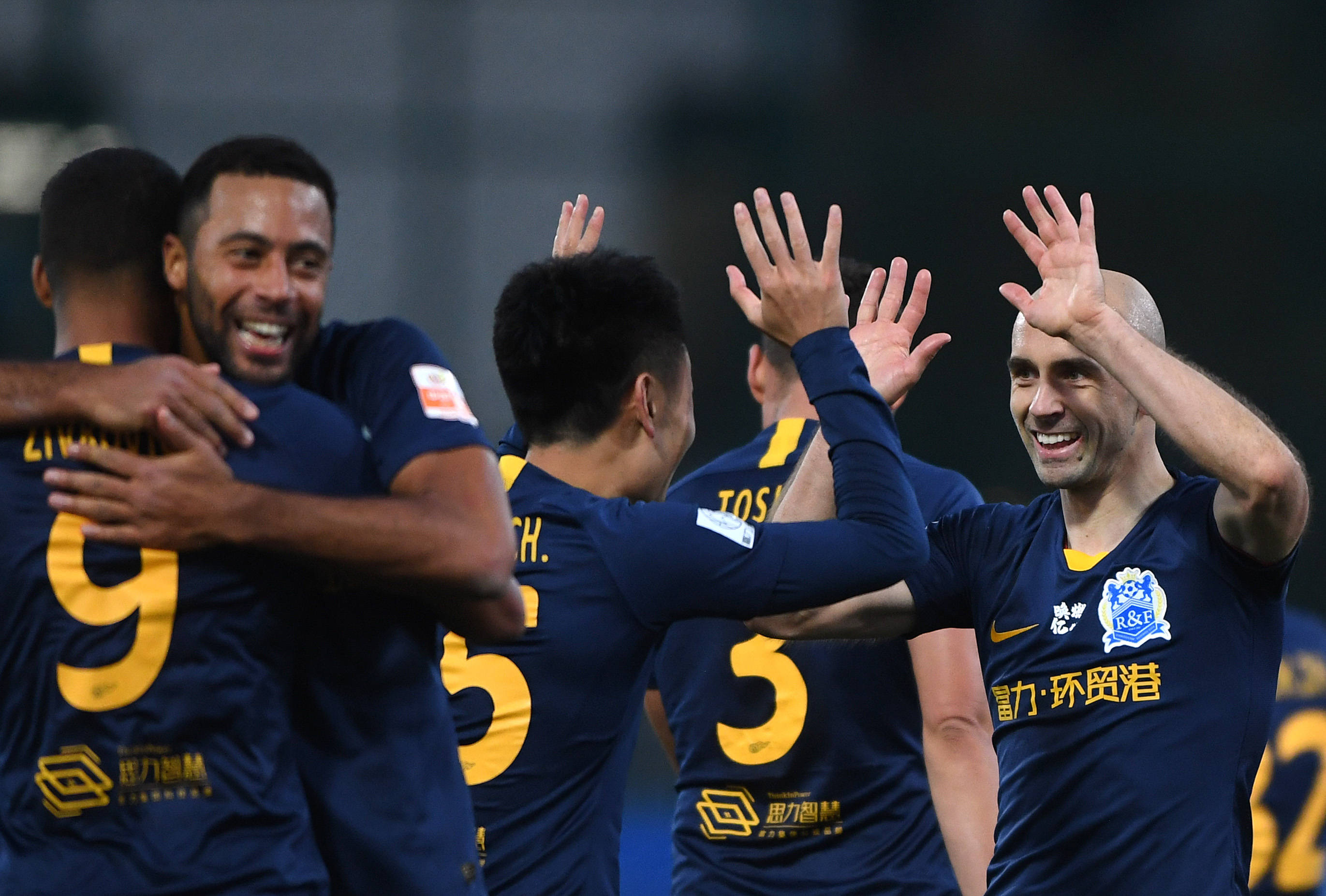 富力球员发挥出色，赢得比赛的简单介绍