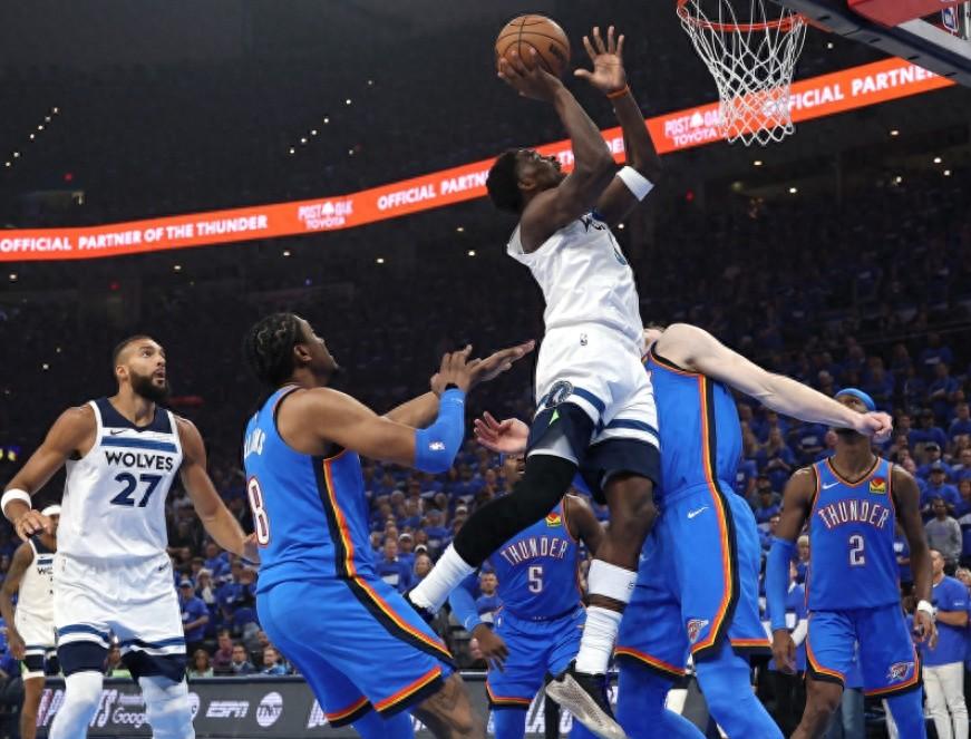 包含安德烈德拉蒙德篮板统治力，率队赢得比赛的词条