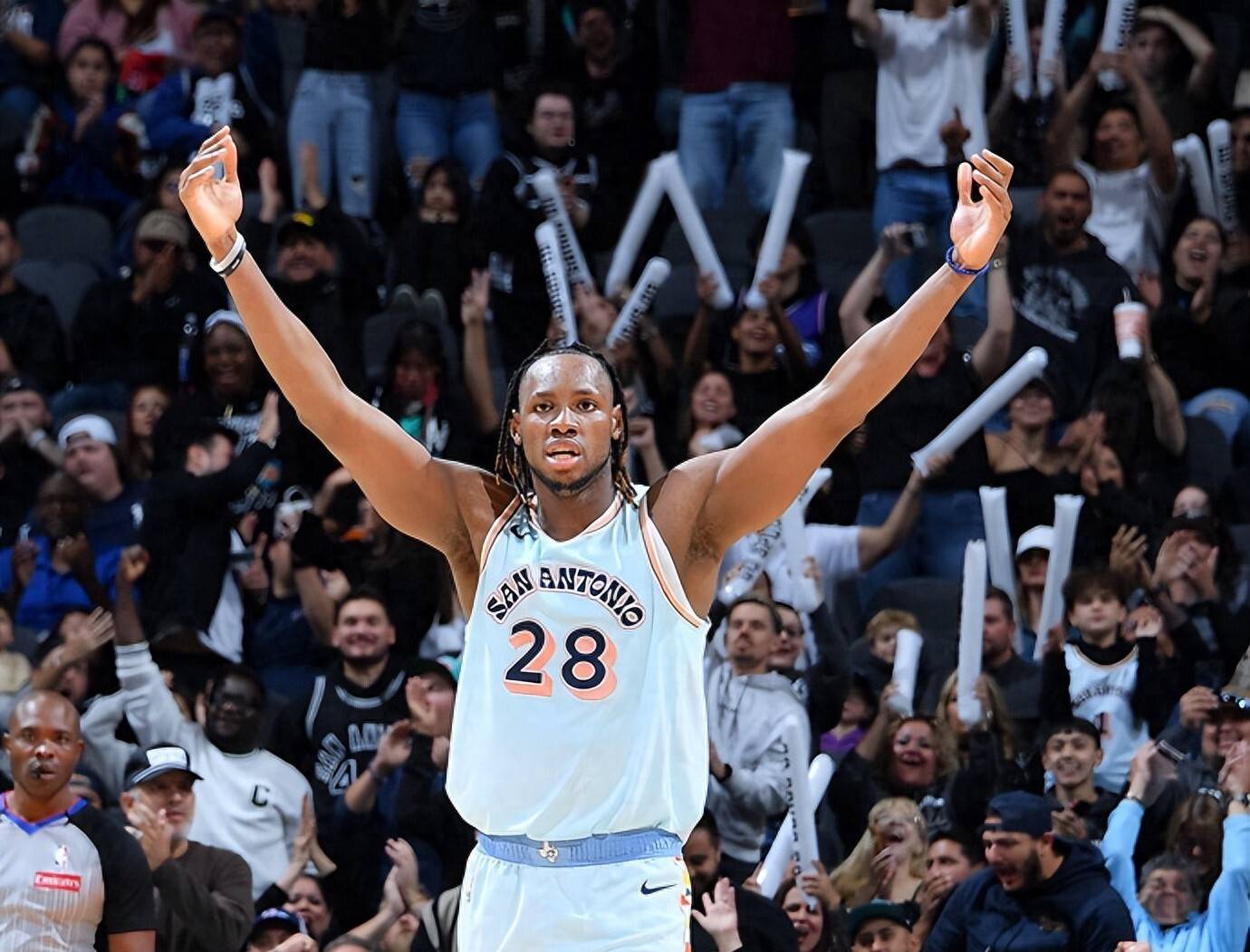 马刺队逆转取胜，跃居西部前列