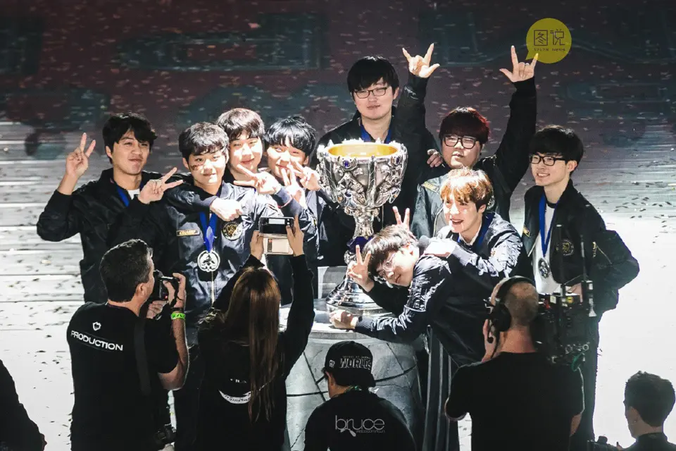 IG碾压TSM,Caps团战一打五入围赛3:1(东京) IG碾压TSM,Caps团战一打五入围赛3:1(东京)