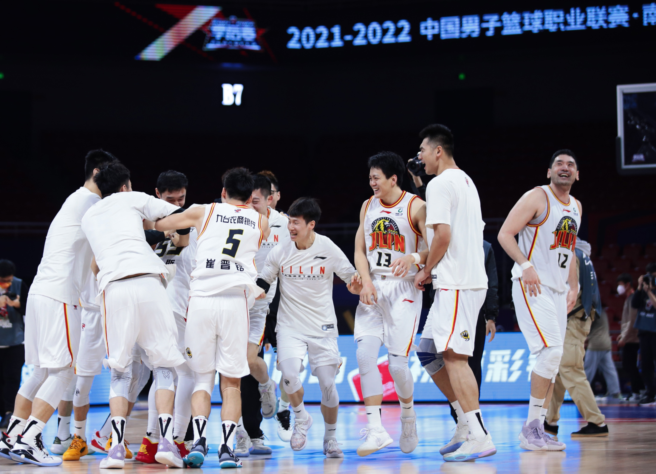 抗压表现出色，球队稳扎稳打取胜