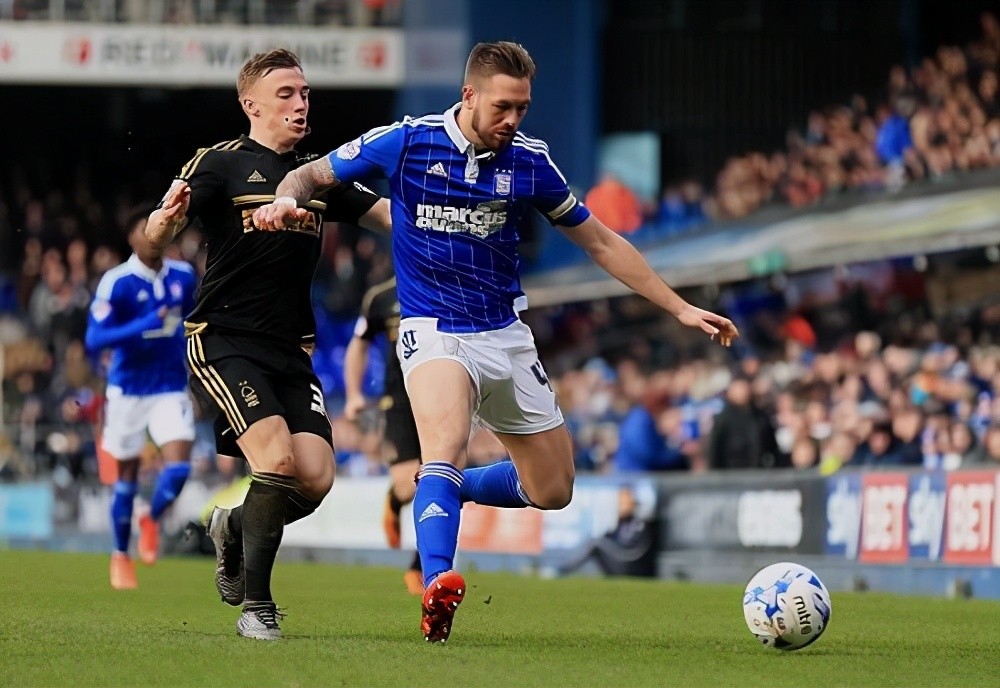 恶战激烈,球队在比赛中奋勇作战争取战胜对手 恶战激烈,球队在比赛中奋勇作战争取战胜对手