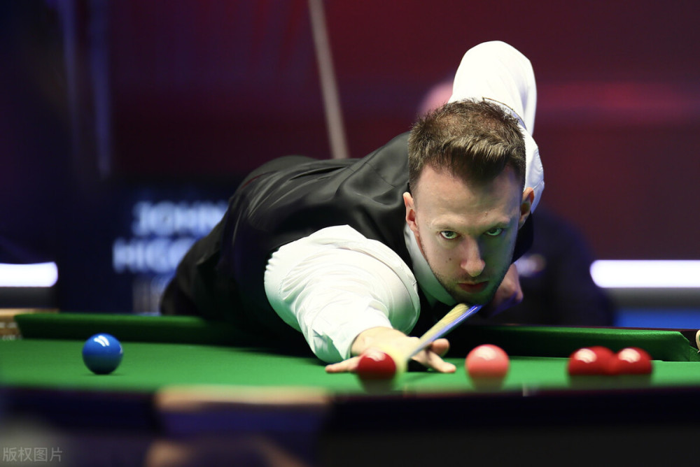 恶战激烈,球队在比赛中奋勇作战争取战胜对手 恶战激烈,球队在比赛中奋勇作战争取战胜对手