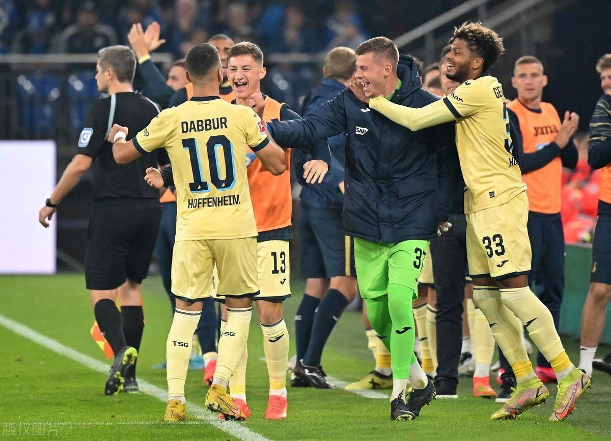 沙尔克04客场逆转，积分榜排名上升