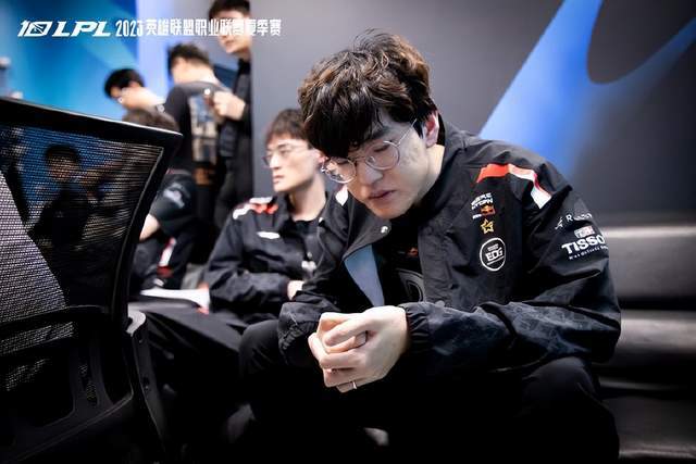 LGD险胜PSG,Uzi打出惊人五杀入围赛2:1(北京) LGD险胜PSG,Uzi打出惊人五杀入围赛2:1(北京)