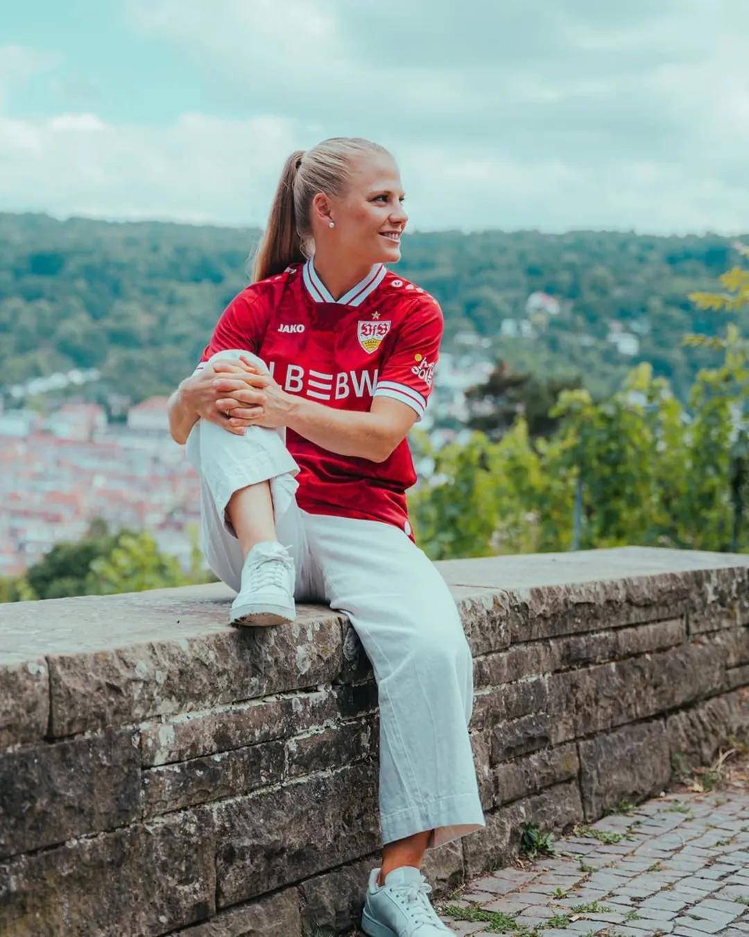 斯图加特客场胜出，取得关键三分