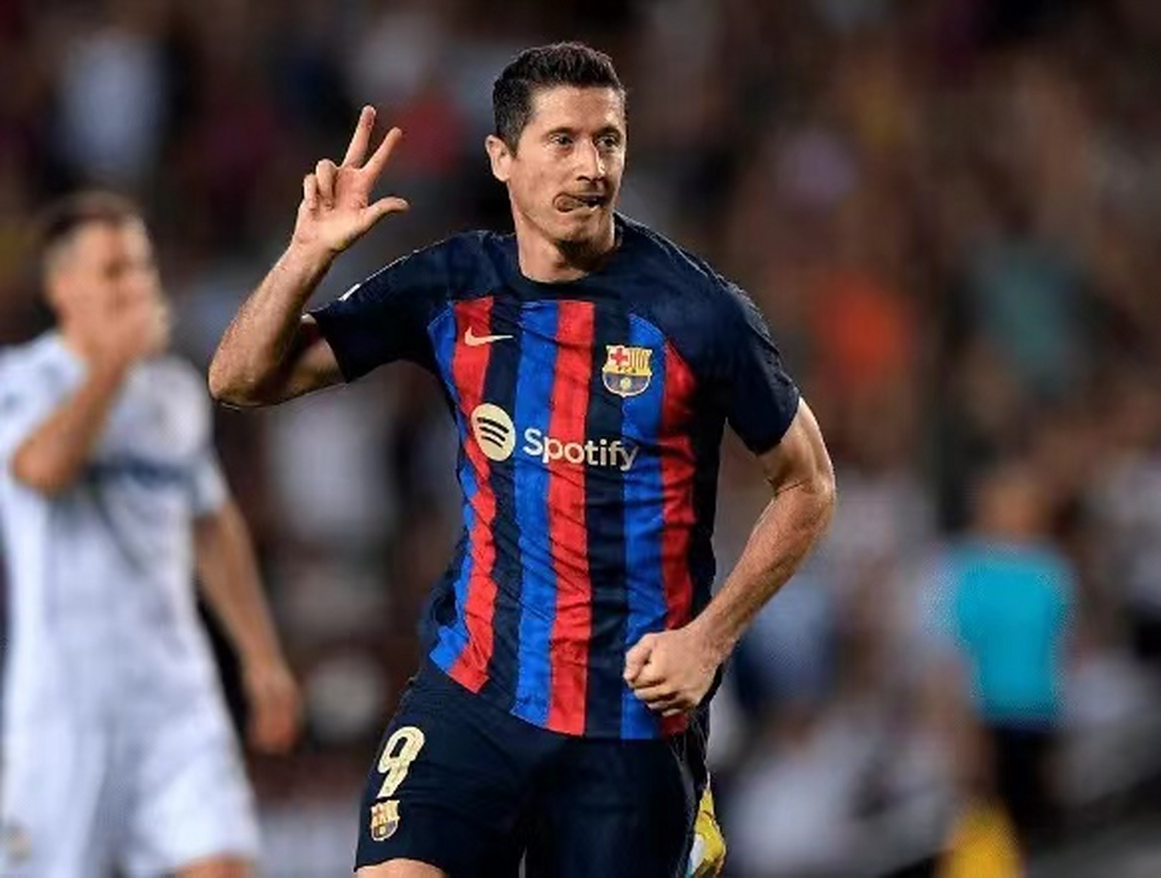 佛罗伦萨主场胜利，球迷欢呼雀跃