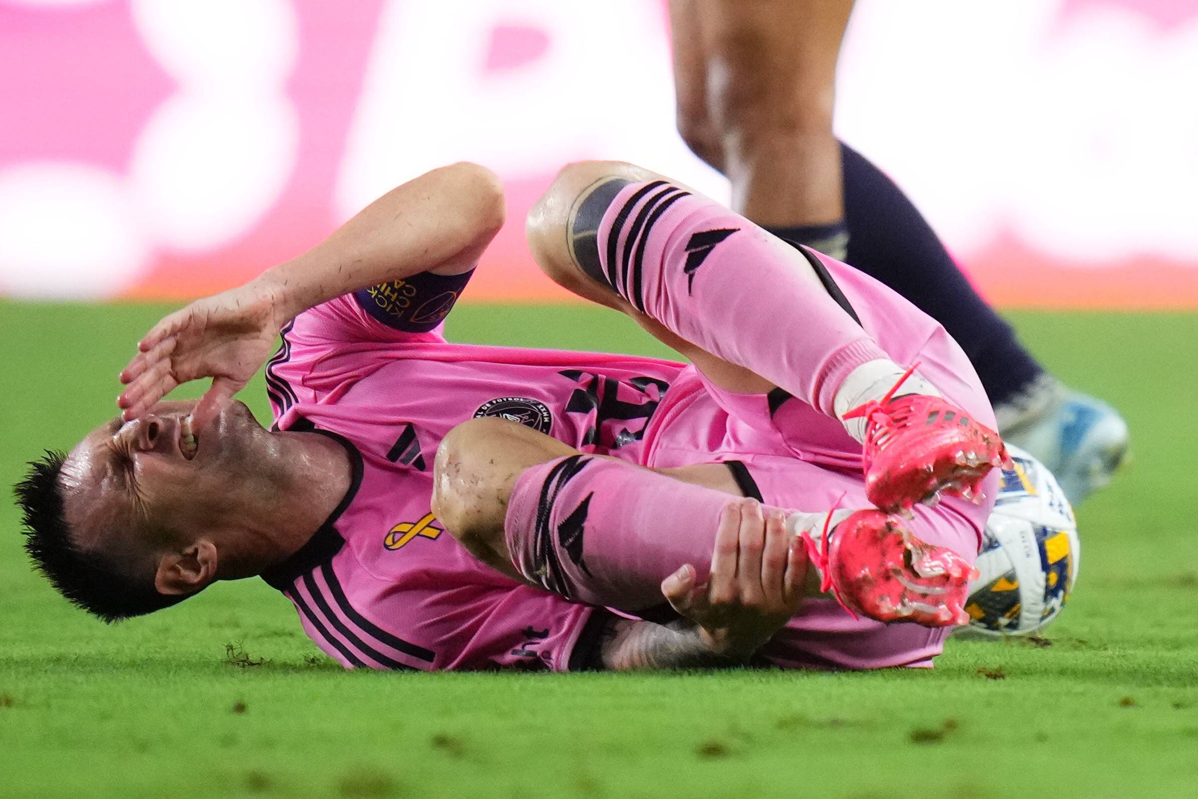 包含葡萄牙足球队备战世预赛,球星梅西受伤缺席的词条 包含葡萄牙足球队备战世预赛,球星梅西受伤缺席的词条