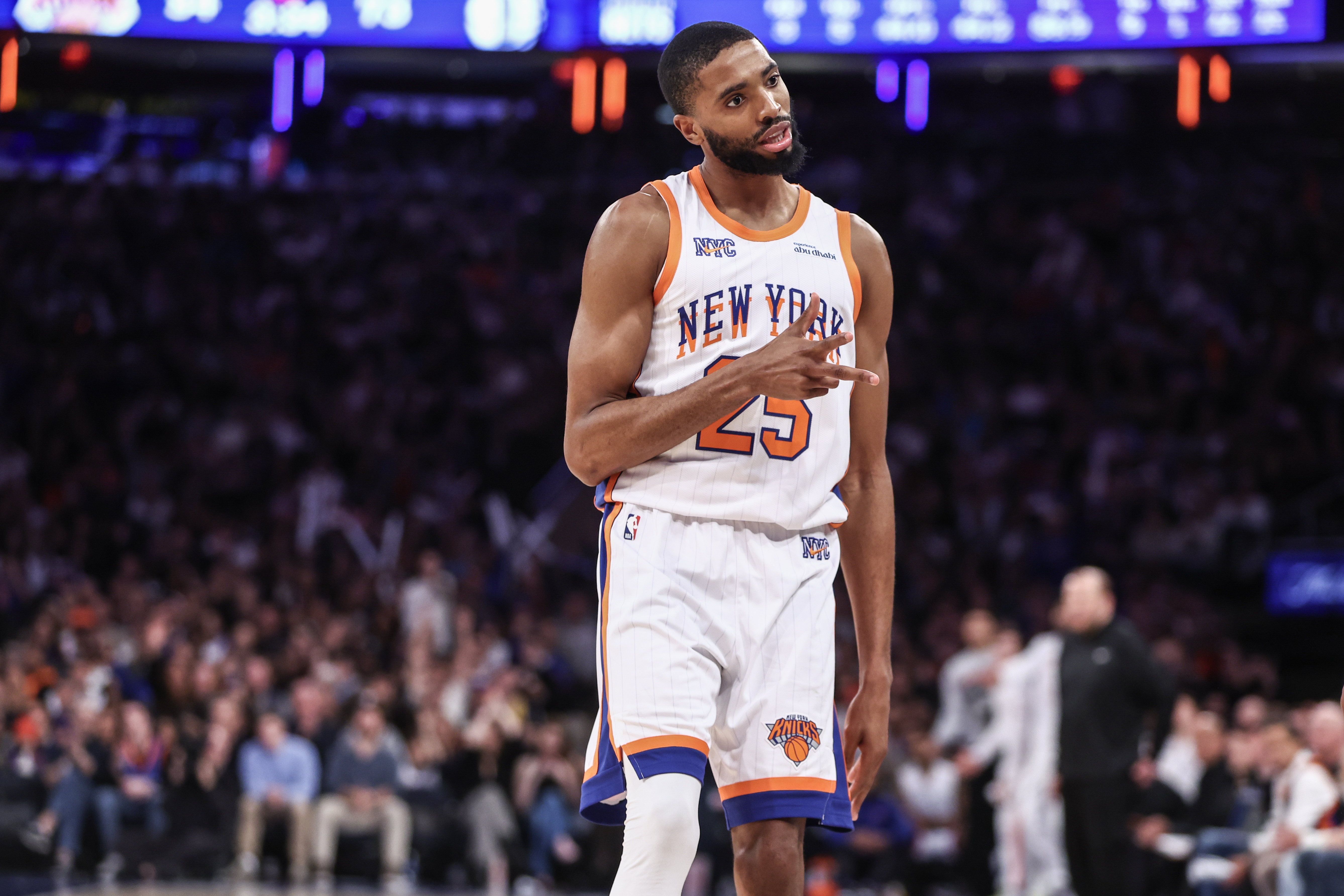 包含尼克斯碾压国王，布克爆发神勇的词条